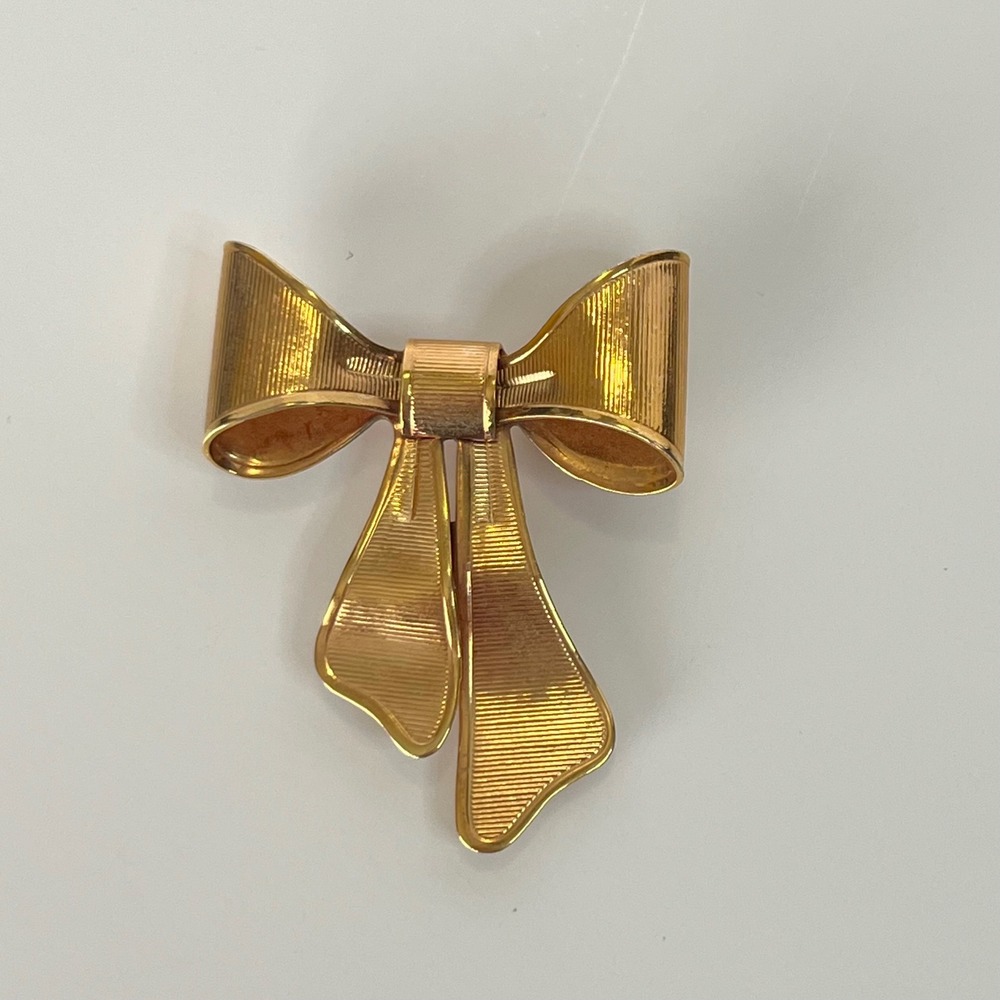 Vintage avon Gold Tone Bow Brooch Textured Ribbon Pin Classic Accessory